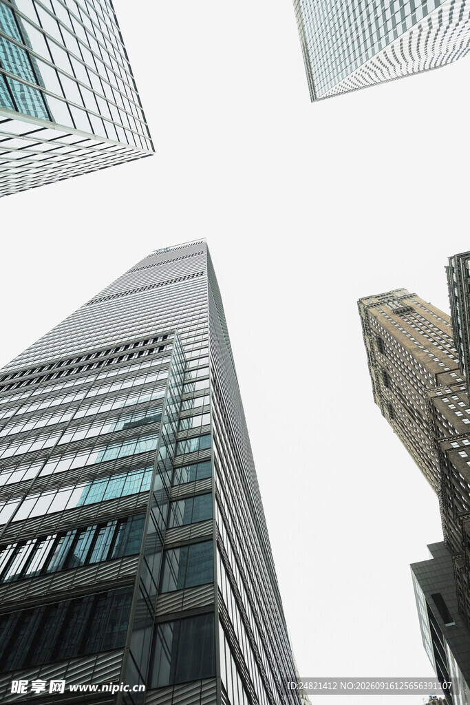 仰视城市摩天大楼景观