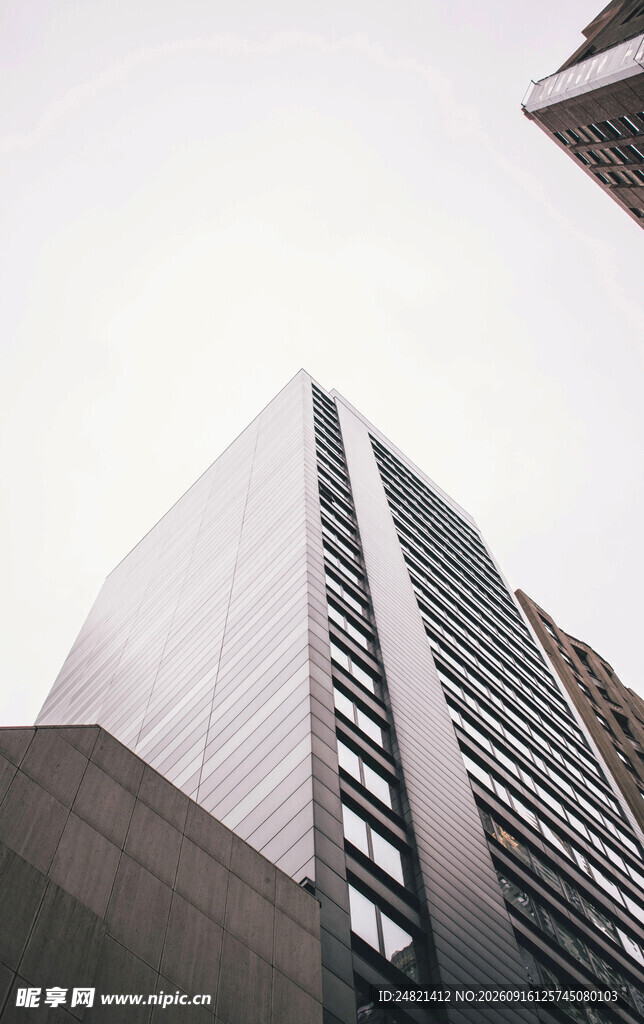 仰视城市高楼建筑