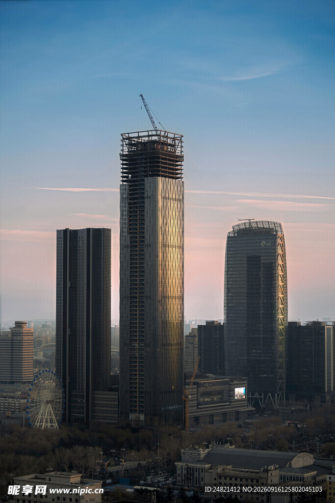 城市天际线中的在建高楼