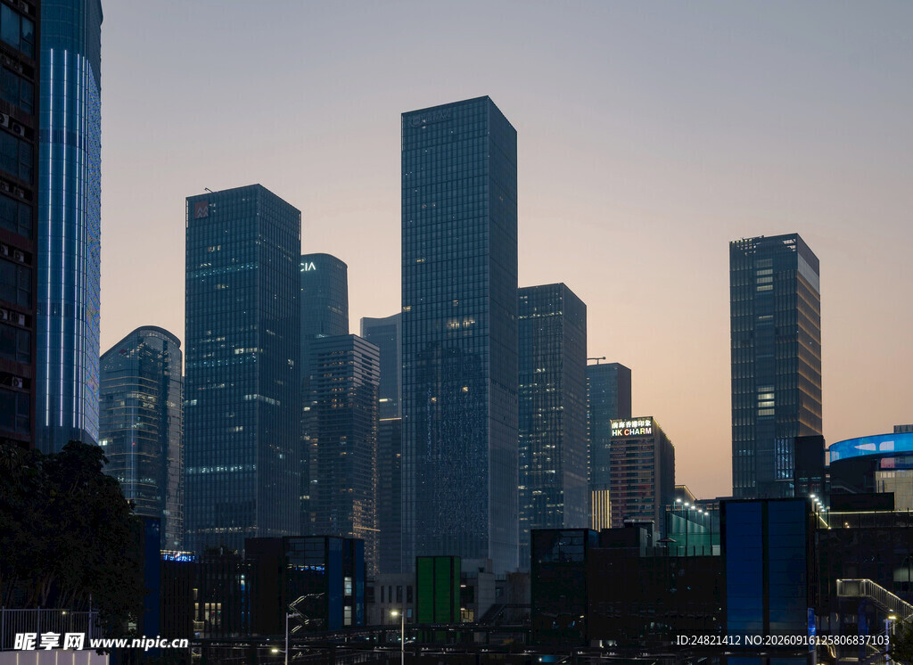 黄昏下的都市高楼景观