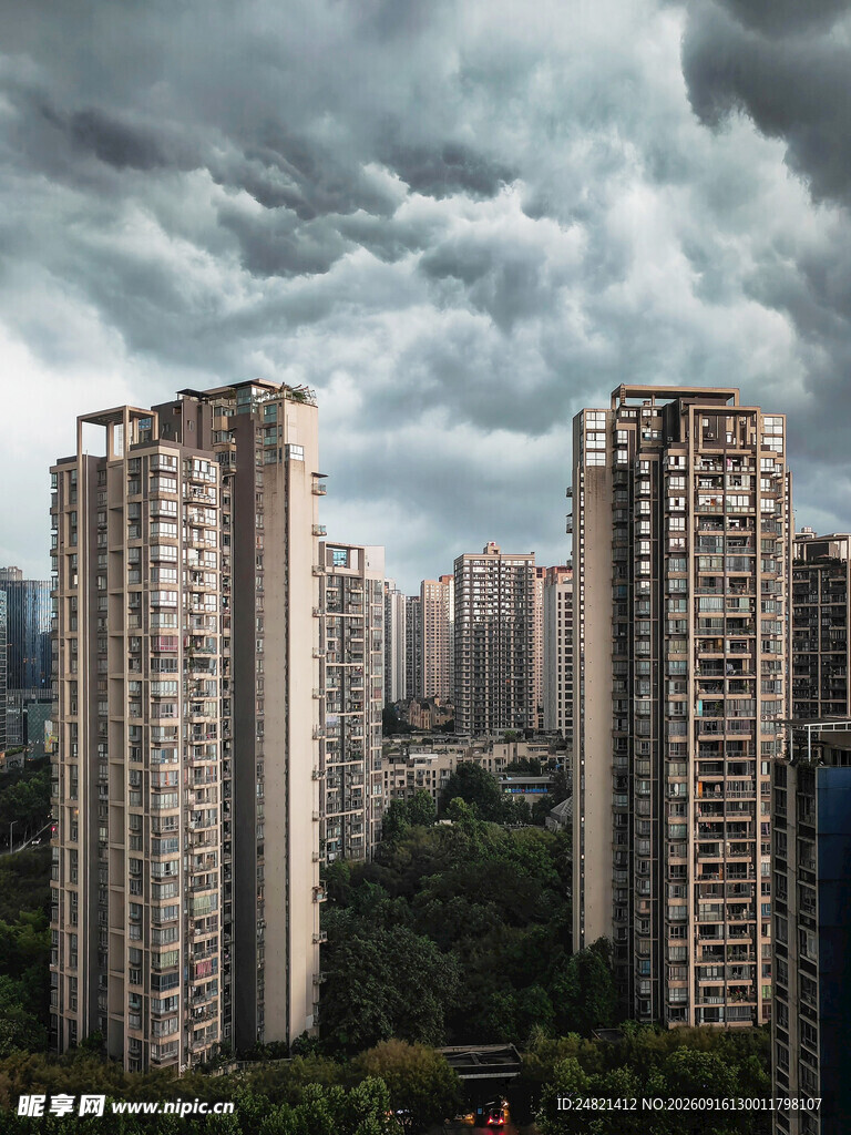 城市高楼与阴沉天空景观