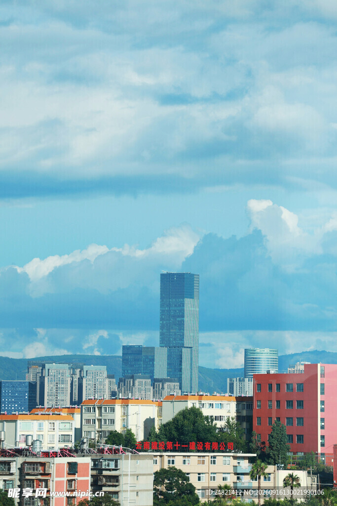 城市天际线与多彩建筑群