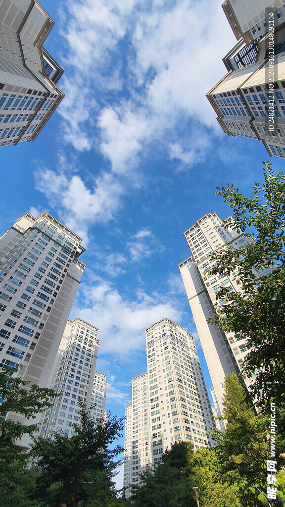 仰望城市高楼与蓝天白云