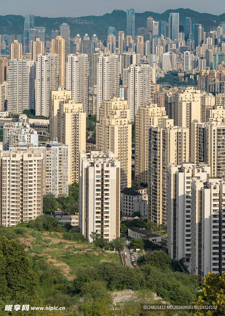 城市高楼与绿意景观