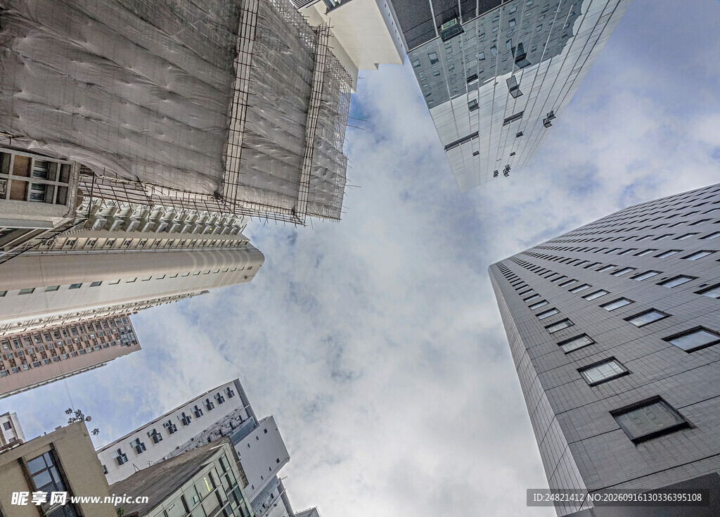 仰视城市高楼建筑群