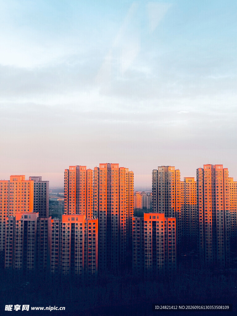 夕阳下的城市高楼景观