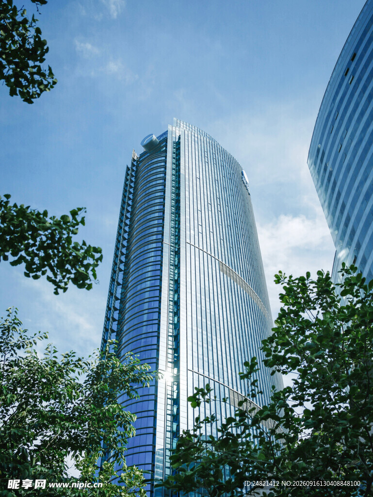 都市摩天大楼与绿树景观