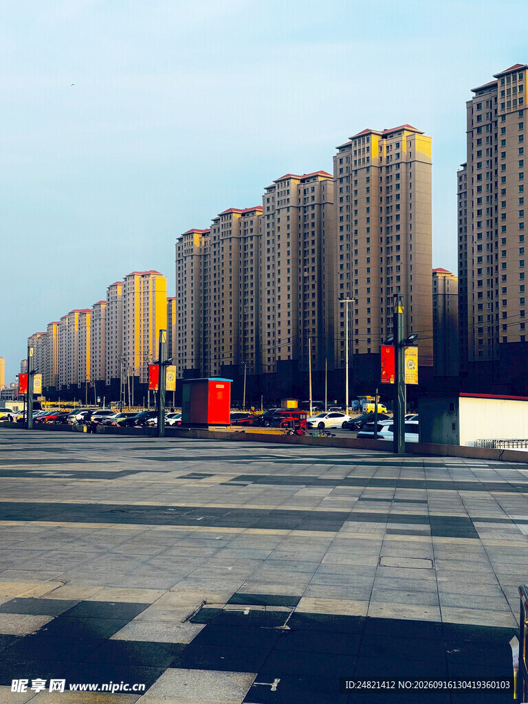 城市高楼与宽阔广场景观