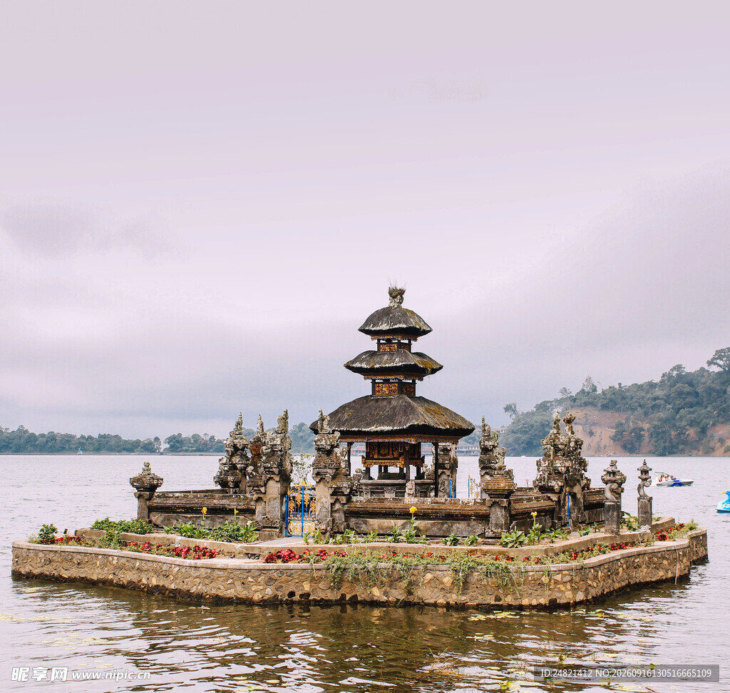 水上寺庙景观