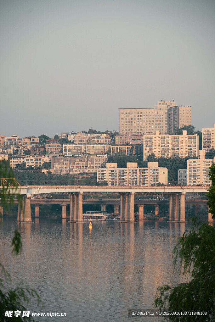 城市桥梁与建筑临水景观
