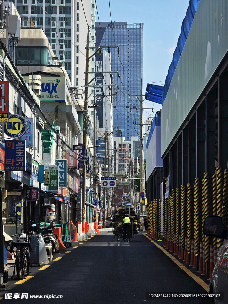 城市街道两旁的多彩商铺