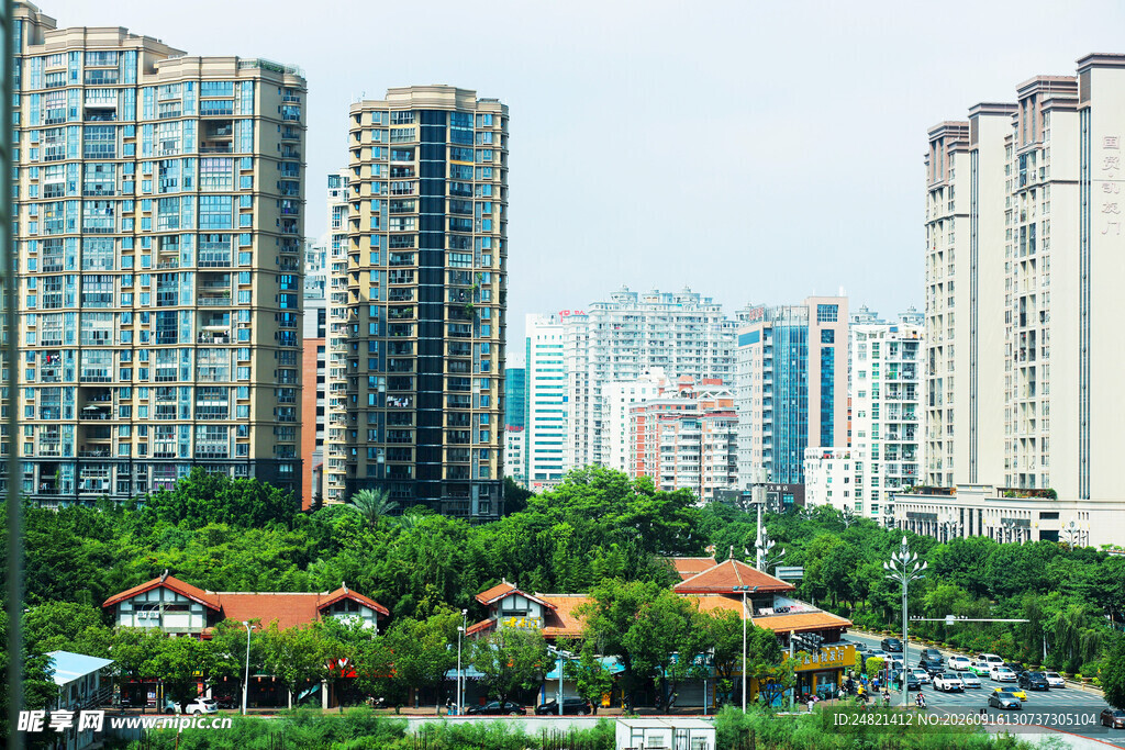 城市高楼与绿植景观