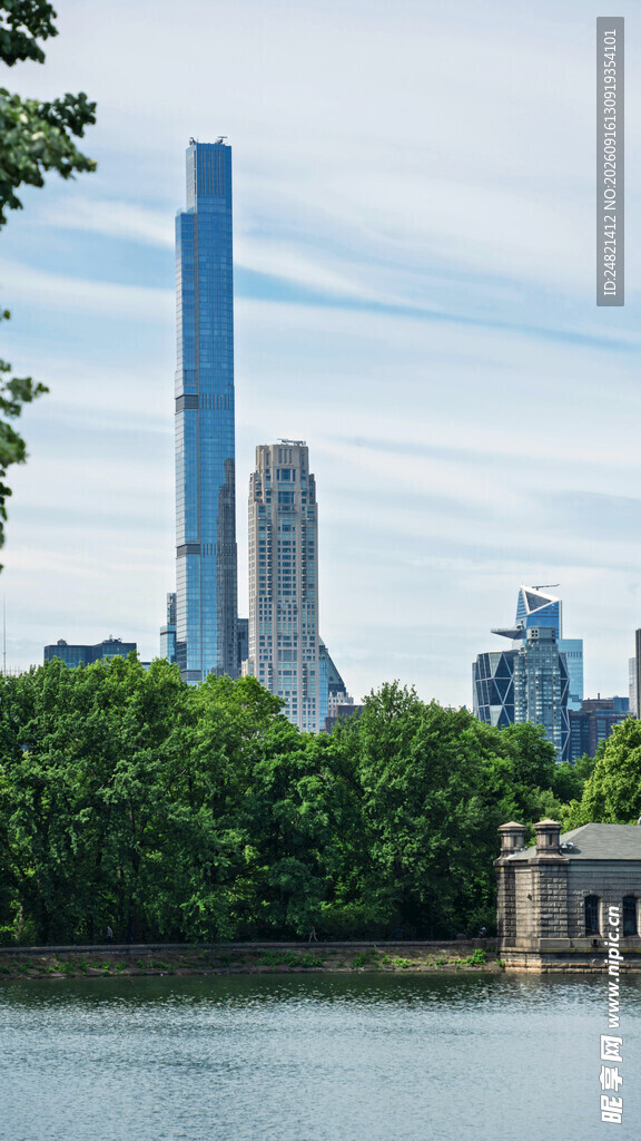 湖畔城市天际线景观