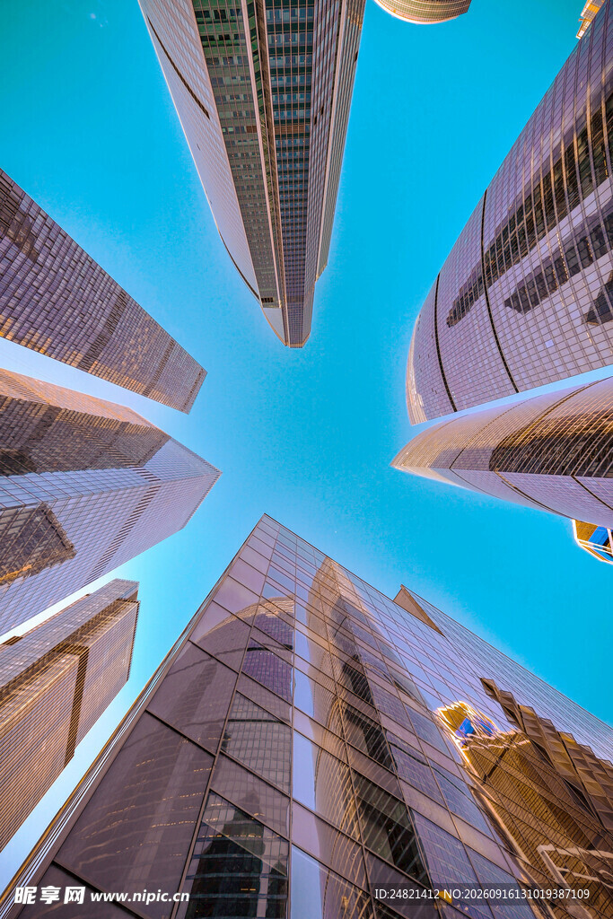 仰视都市摩天大楼景观