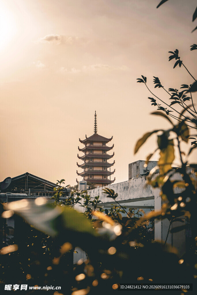 夕阳下的古塔风景