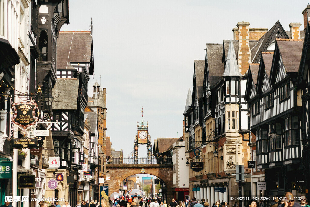 英国小镇热闹街道景象