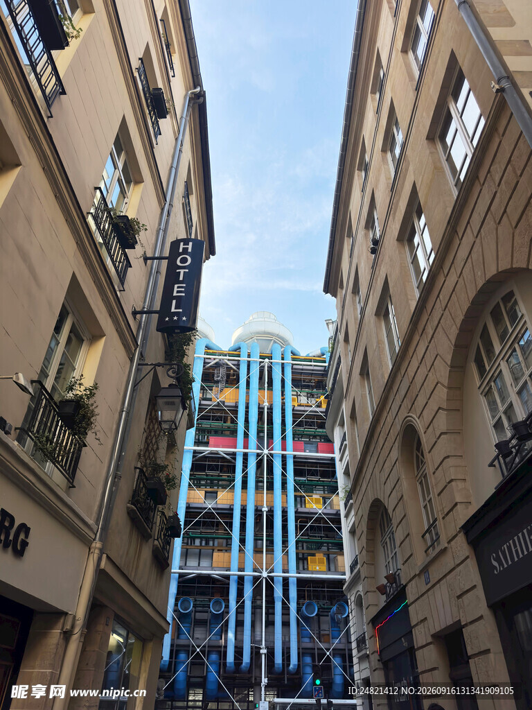 城市中两楼间的多彩建筑