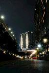 城市夜景中的高楼与街道