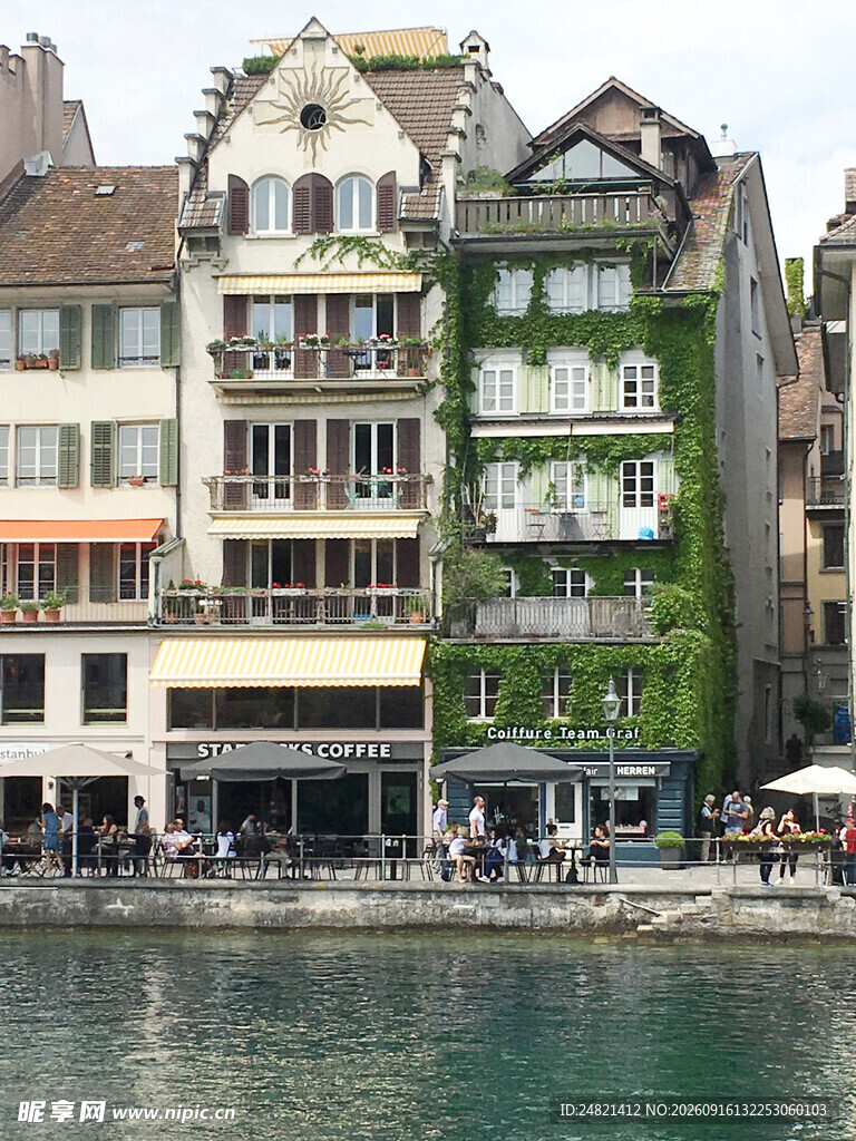 河畔欧式风情建筑景观