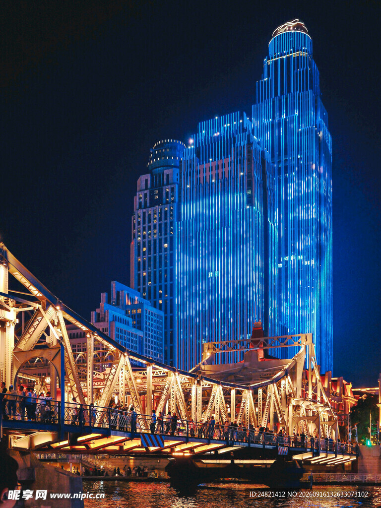 璀璨夜景下的城市标志性建筑