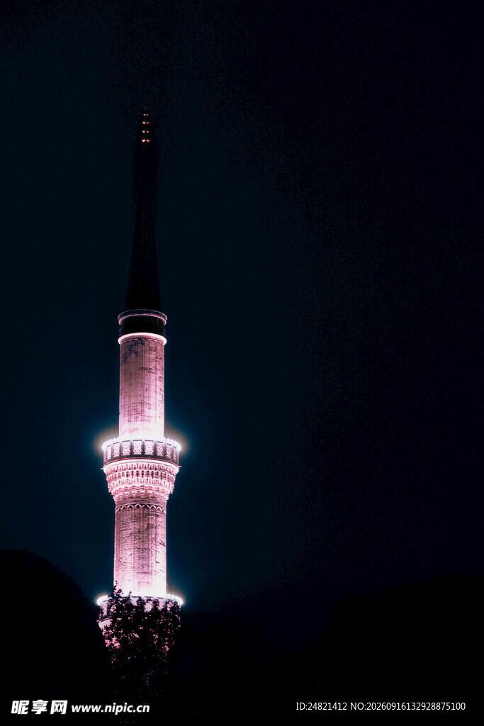 夜晚璀璨的高耸尖塔