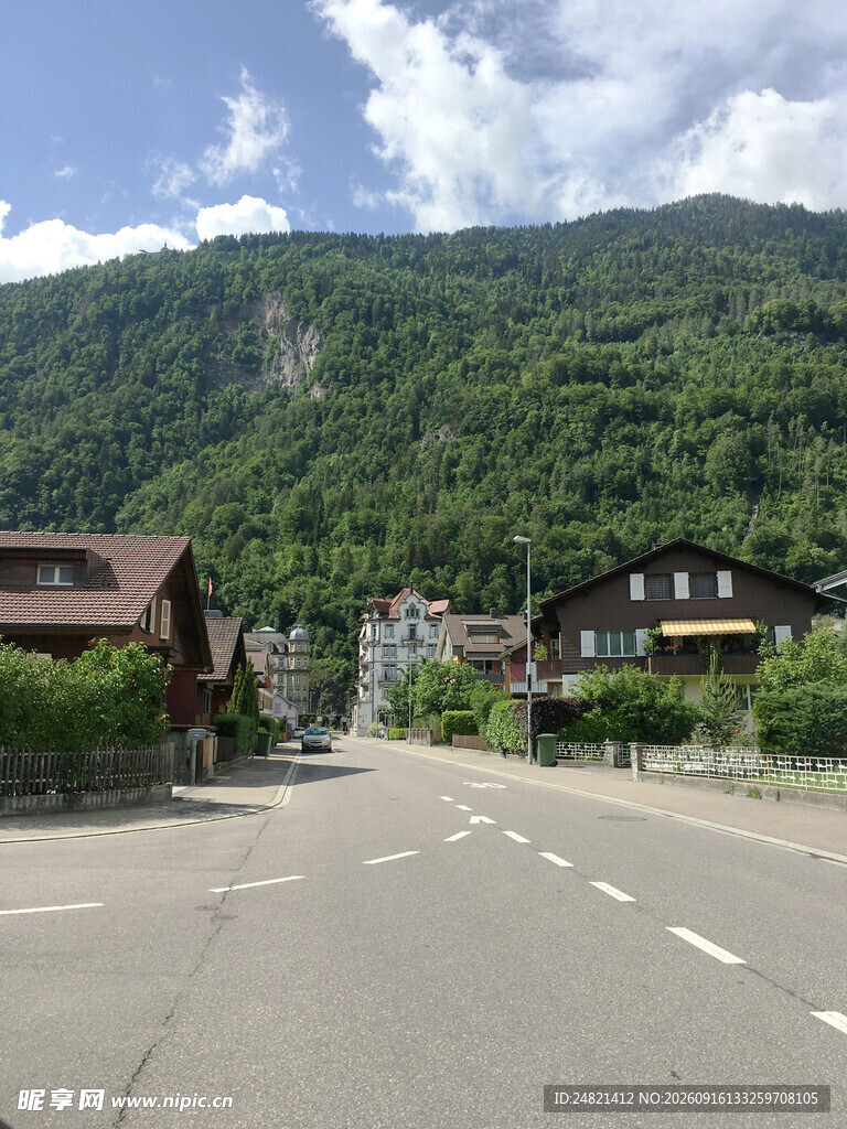 山间宁静村落街道景象