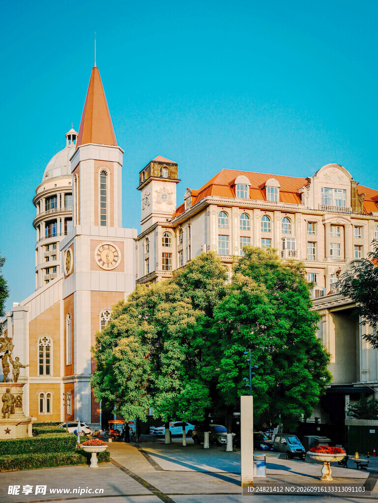 欧式风格建筑与绿树景观