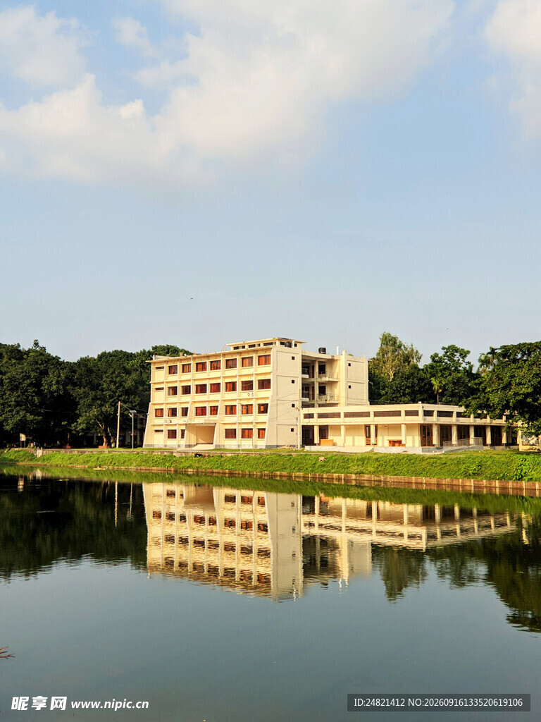 湖畔建筑倒影美景