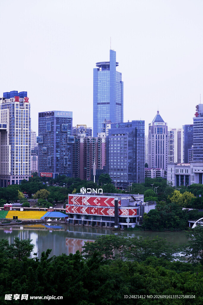城市河畔高楼景观
