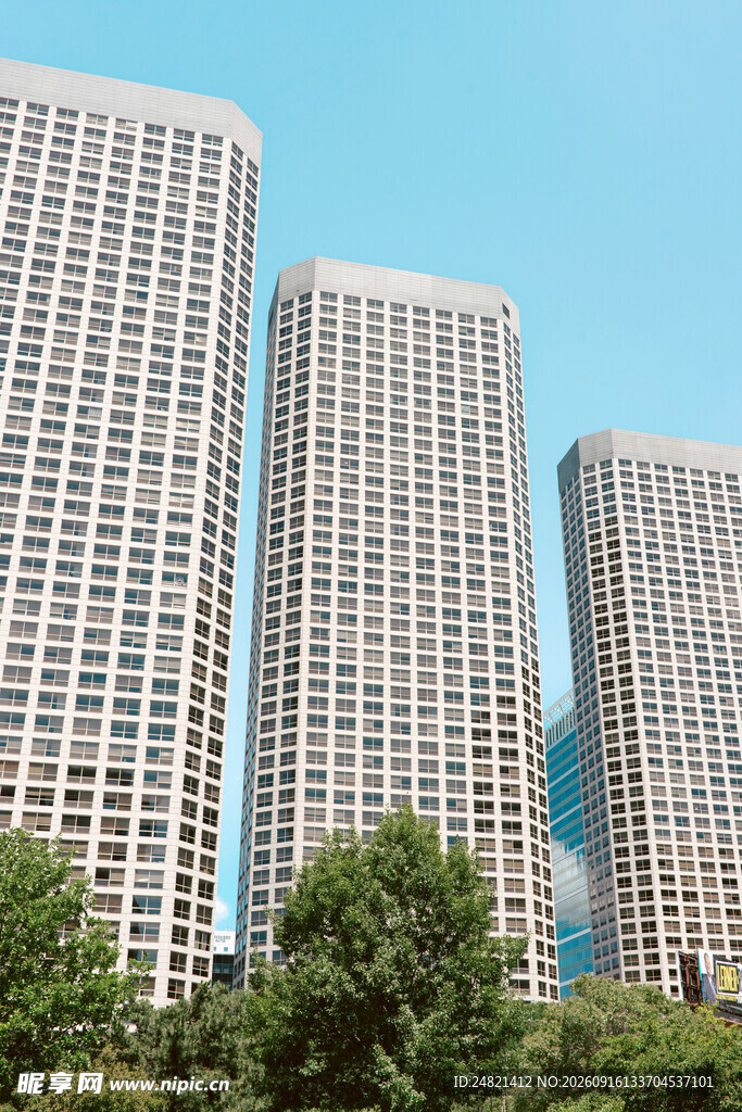 城市高楼与绿树景观
