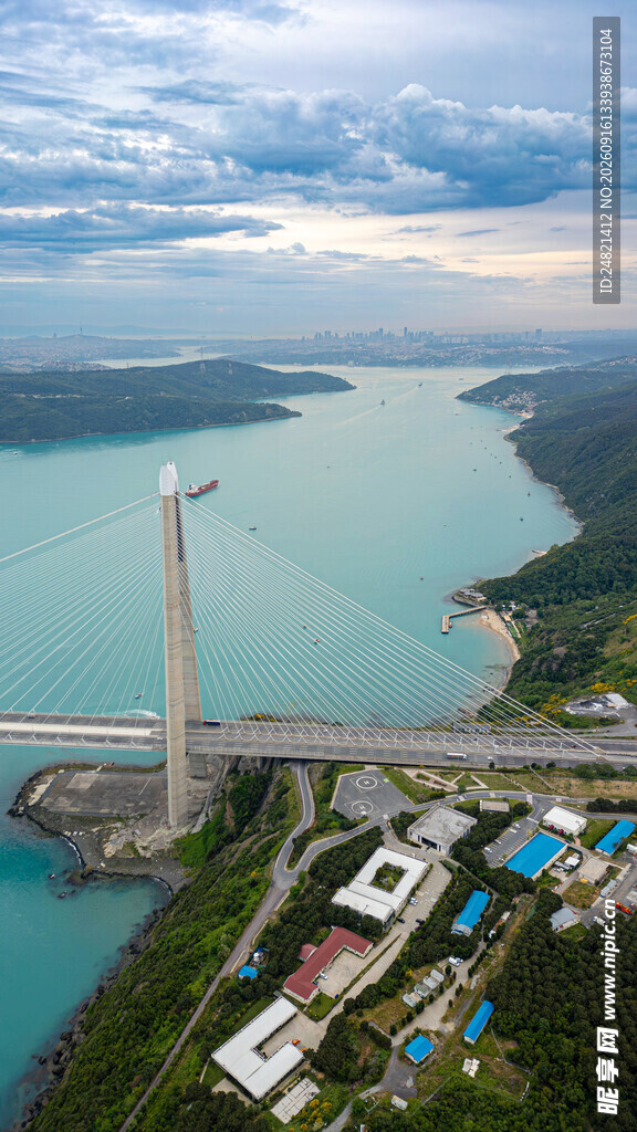 俯瞰壮观的桥梁与湖景