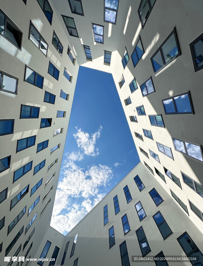 仰视现代建筑天空景观