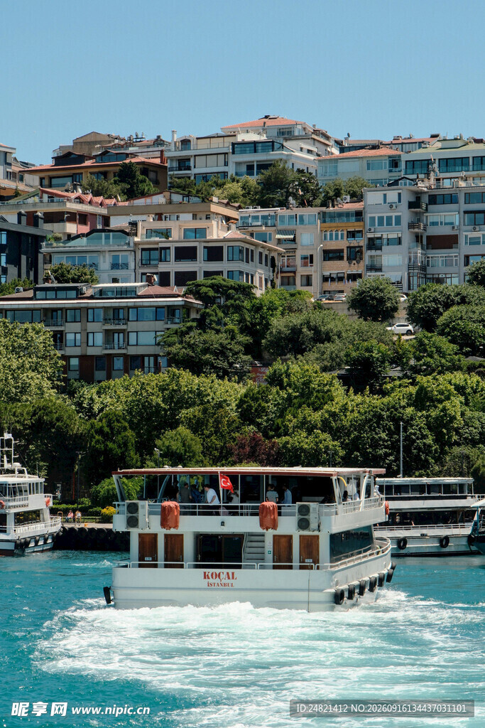 海上游船与岸边建筑景观