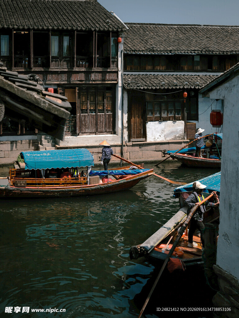 江南水乡河道船只景象
