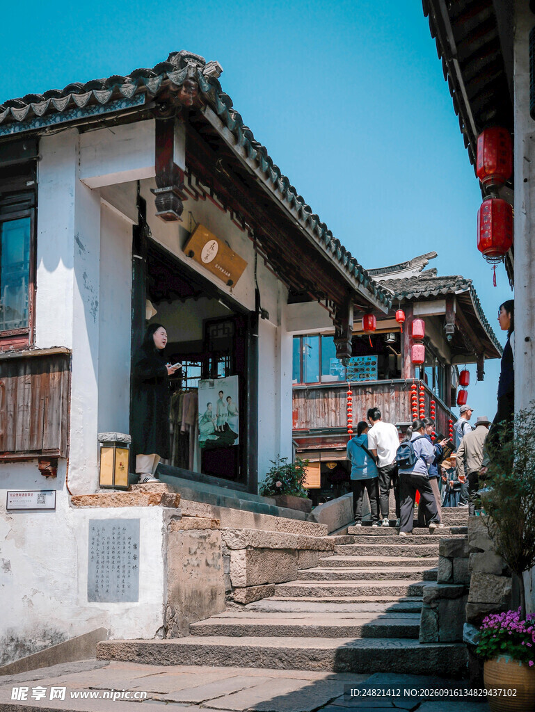 古街店铺前的悠闲场景