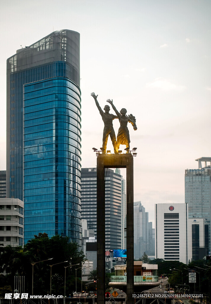 城市雕塑与现代高楼景观