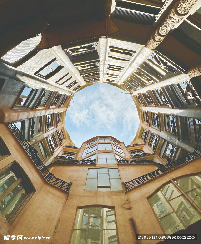 仰视多层建筑独特结构