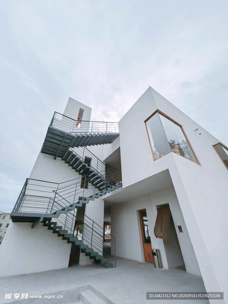 现代简约风白色建筑外观