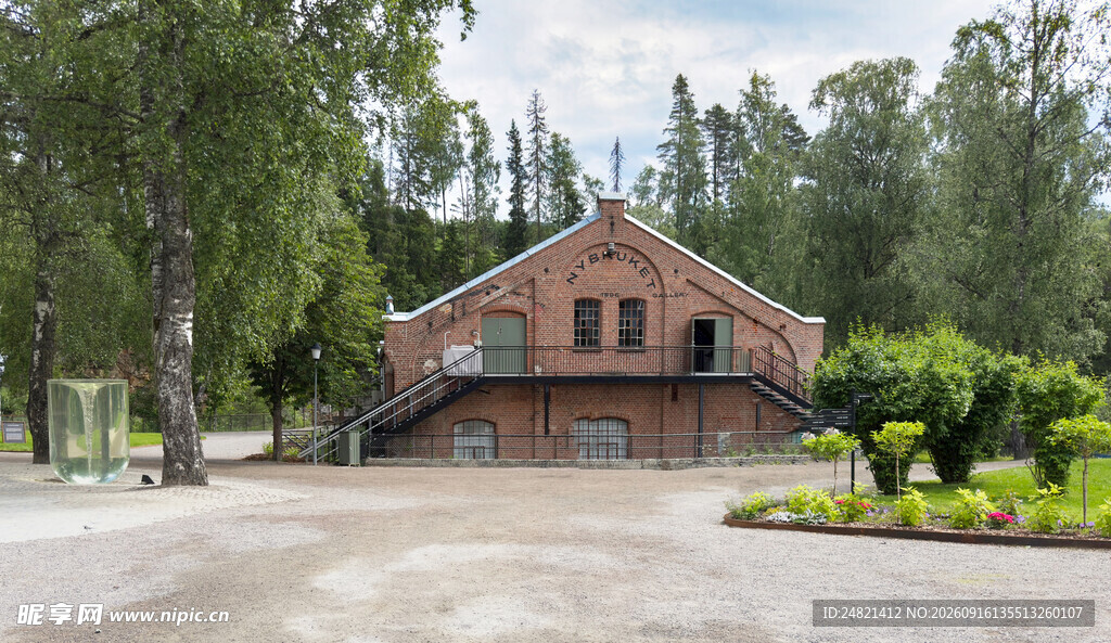 红砖小屋旁的葱郁树林