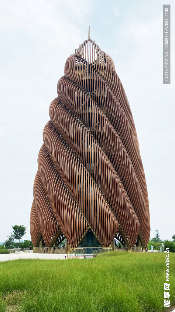 巨型螺旋状建筑屹立草地