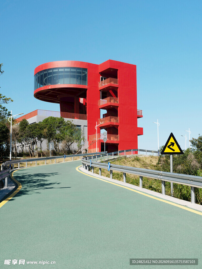 红色独特造型建筑景观
