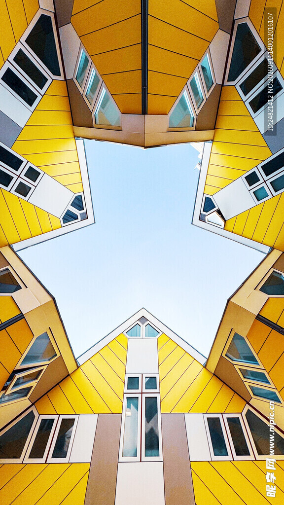 仰视多彩建筑屋顶景观