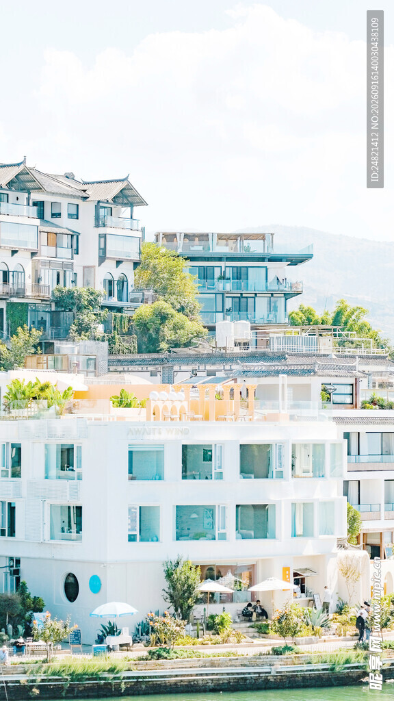 河畔多彩建筑景观