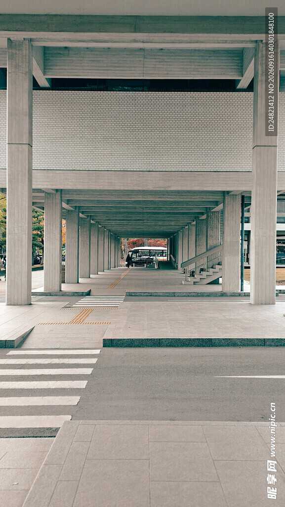 现代建筑内的空旷通道