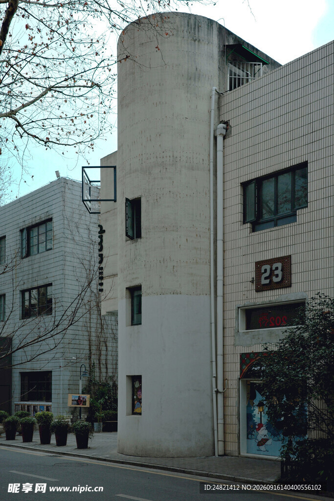 街边白色建筑外观一角