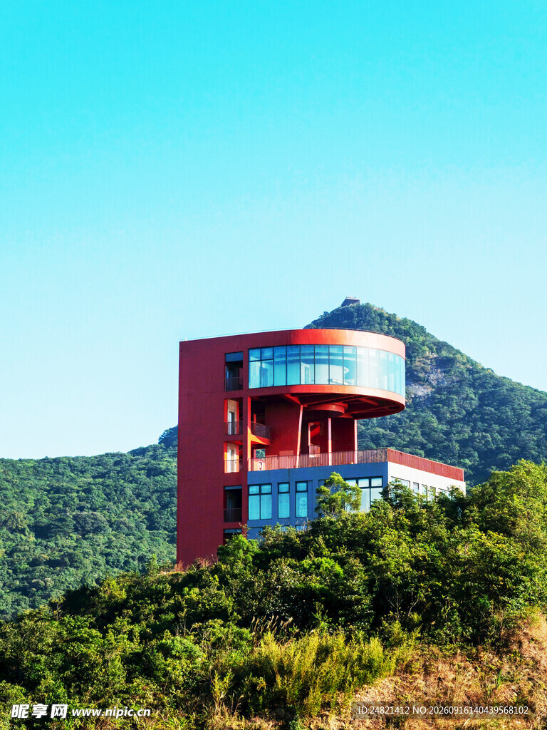 山林间的红色现代建筑