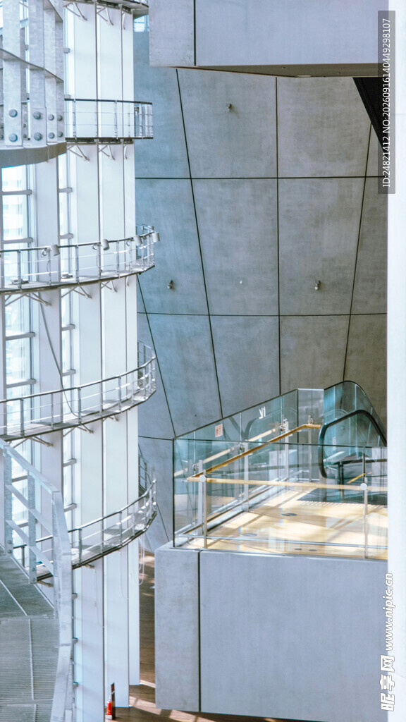 现代玻璃建筑内部景观