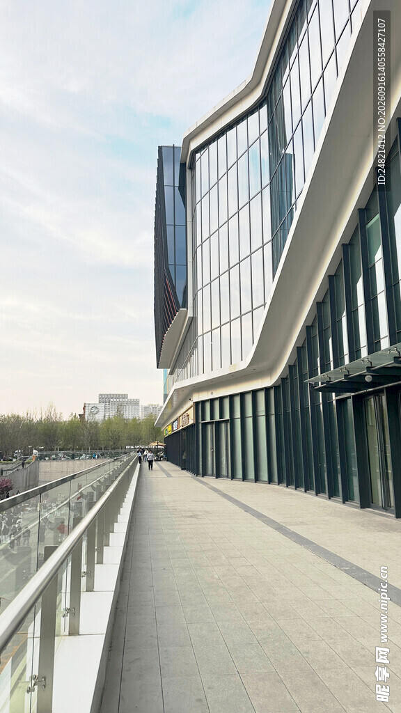 现代建筑旁的宽阔步道