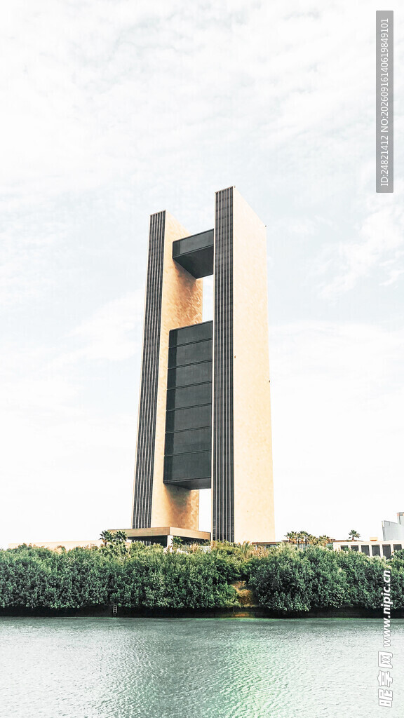 河畔高耸的现代独特建筑