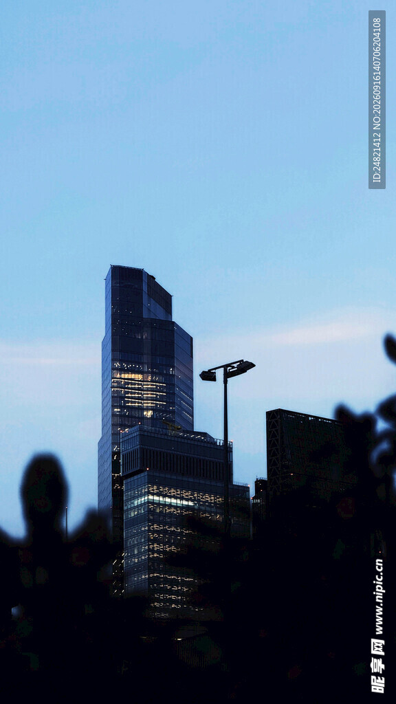 夜幕下的城市高楼剪影